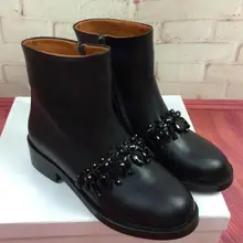 Новые осенние женские ботильоны, золотая металлическая цепочка, высококачественные черные кожаные сапоги для верховой езды, украшенные цепочкой, короткие сапоги