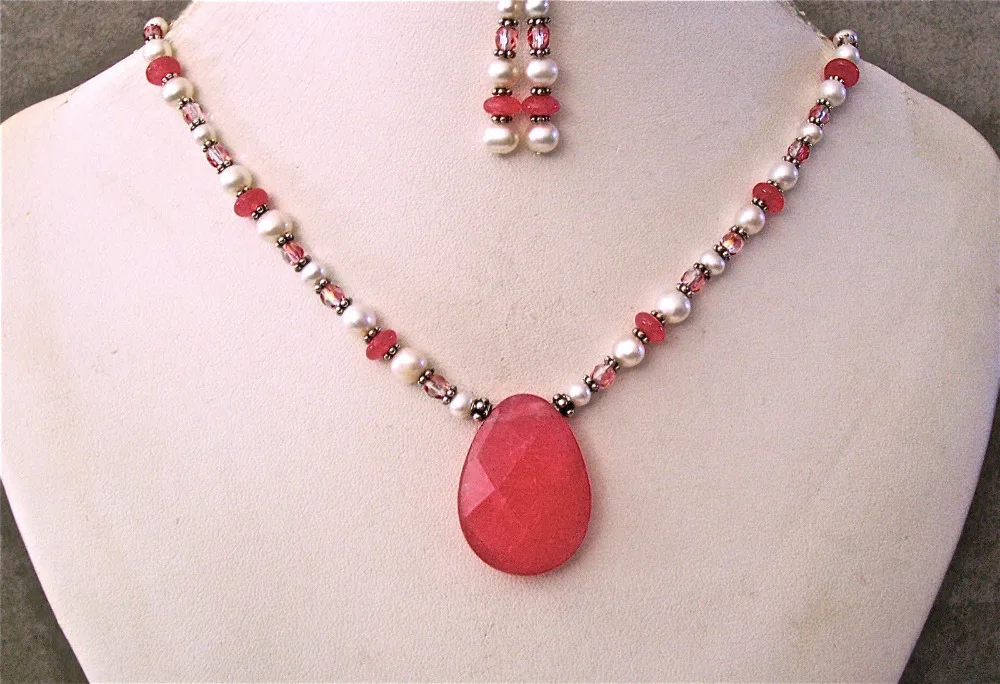 

1918 STRAWBERRY QUARTZ TD, FW PEARL, RED JADE & SS NECKLACE~EARRINGS SET