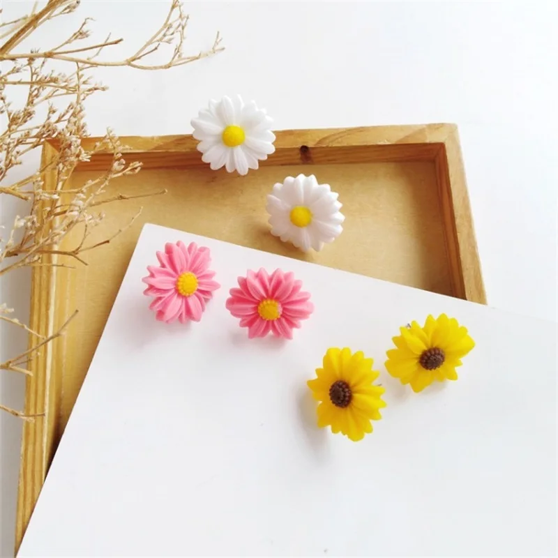 

Temperament Sweet Flower Acrylic Stud Earrings Korean Fashion white Pink Yellow Daisy Ear clips Women Summer Jewelry Accessories