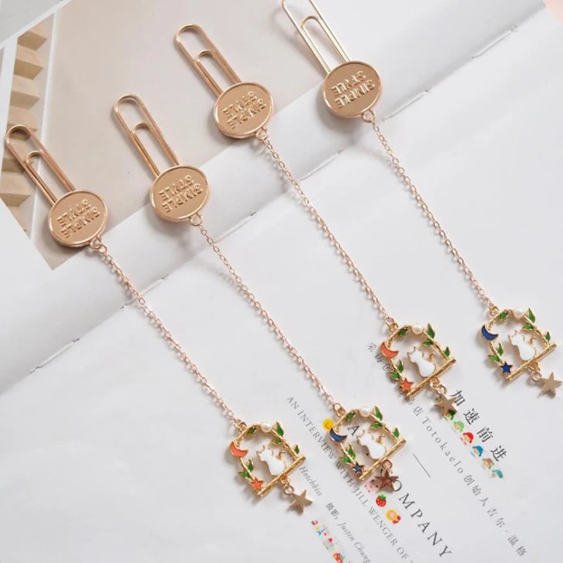 

1 Pcs Cartoon Cat Moon Star Pendant Metal Bookmarks Paper Clips Page Holders Stationery School Office Supply Escolar Papelaria