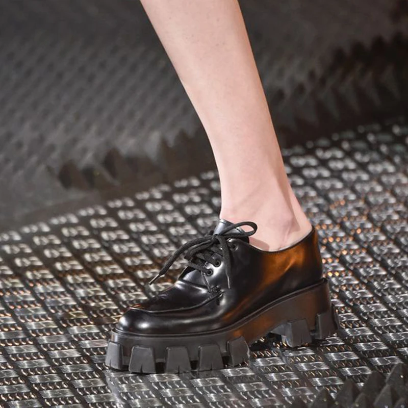 Туфли дерби на платформе с рифленой подошвой; черные кожаные туфли-оксфорды на шнуровке с круглым носком; повседневная обувь; женская обувь на плоской подошве