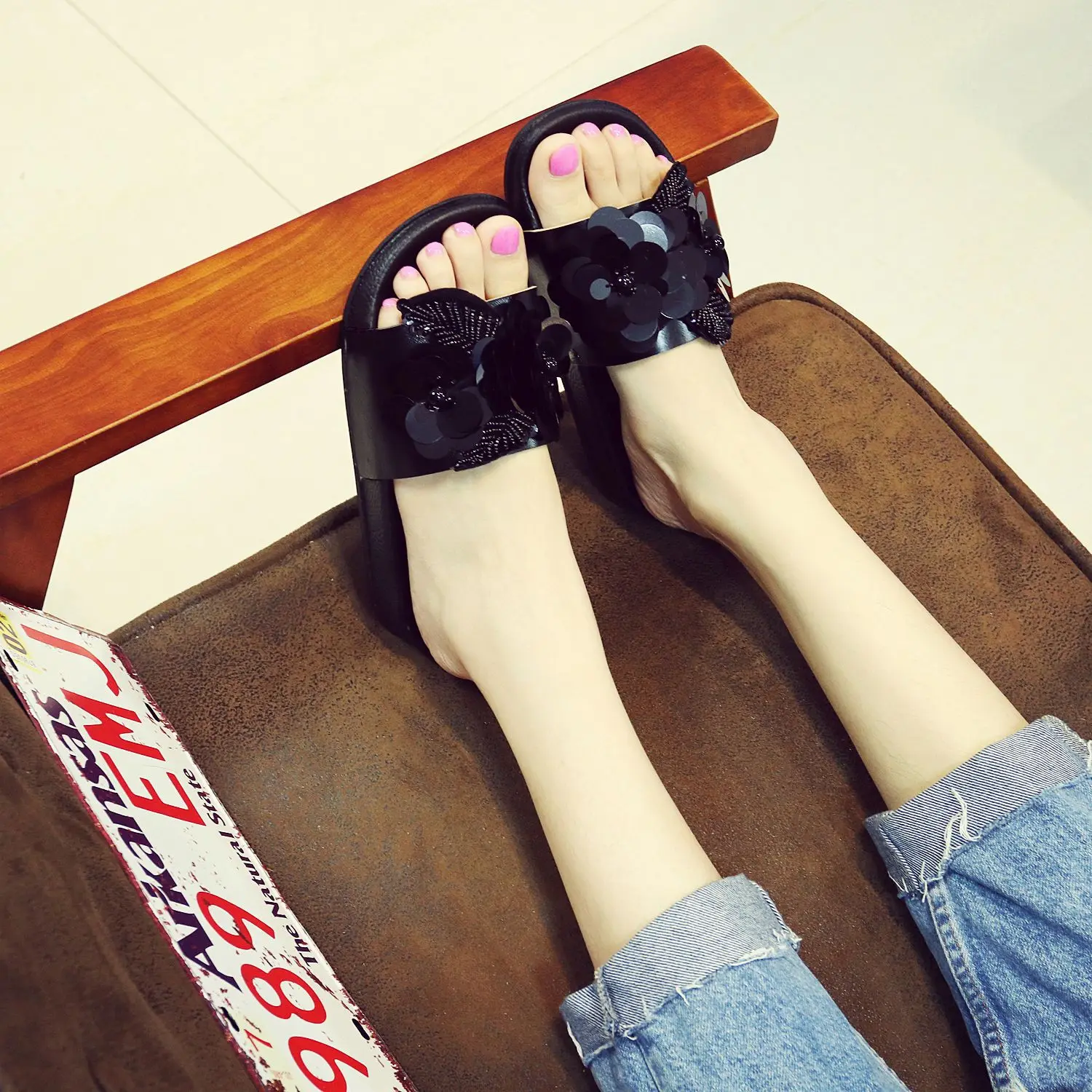 Летние тапочки; женская обувь для улицы; шикарная обувь; коллекция года; женская обувь для отдыха на плоской подошве; шикарная простая модная женская универсальная пляжная обувь в Корейском стиле