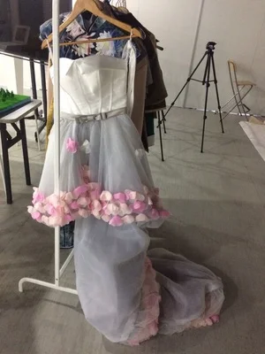 Романтические Розовые перламутровые розовые белые цветы Выпускные платья для средней школы серые короткие спереди длинные сзади платья для выпускного вечера