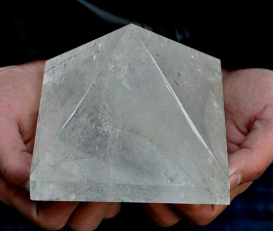

A Large NATURE transparent QUARTZ CRYSTAL PYRAMID POINT HEALING (0601)
