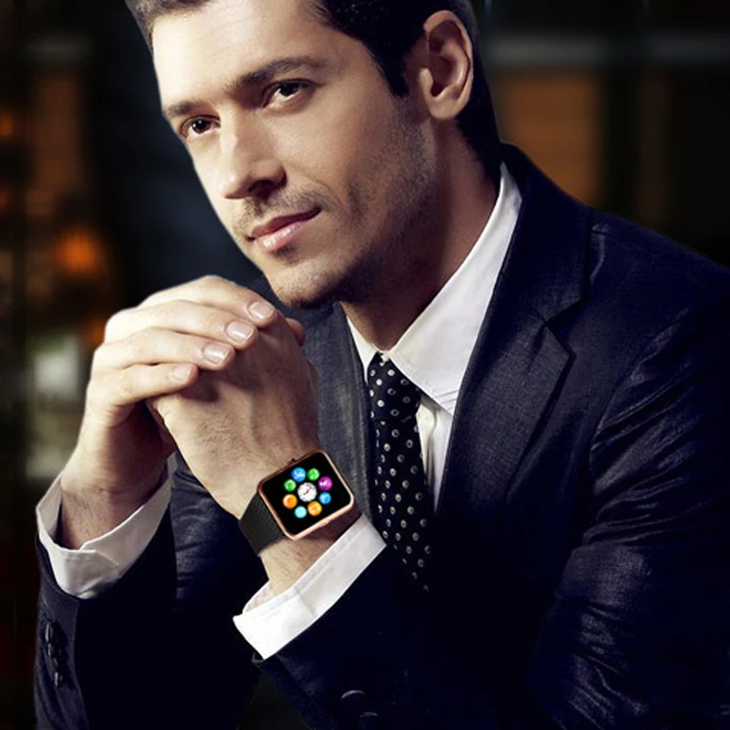 человек с умными часами. Smartwatch loci. мужчина со смарт часами. бизнесмен с часами. Men smart watch.