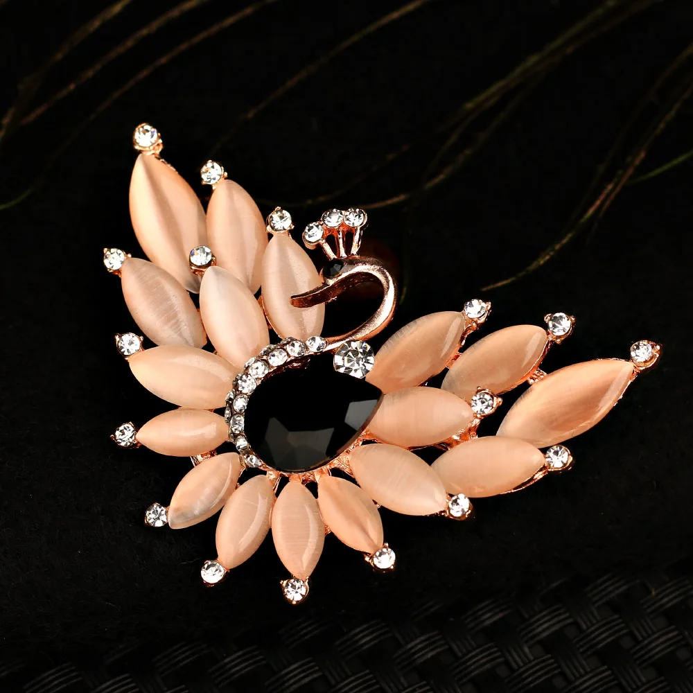 

2019 fashion jewelry vintage crystal opal Peacock pin brooches for women charm jewelry Collar pins women accessories brooch