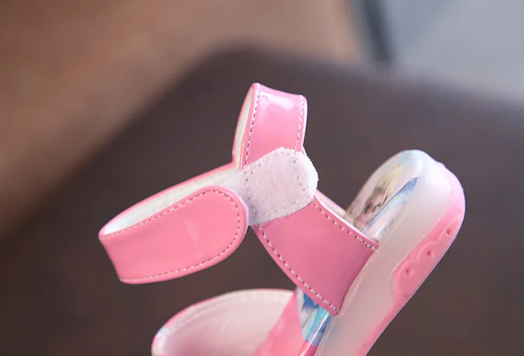 Детские кожаные сандалии на плоской подошве для девочек принцесса Эльза школьная детская обувь светильник для младенцев мягкие сандалии детские милые Светодиодные летние туфли