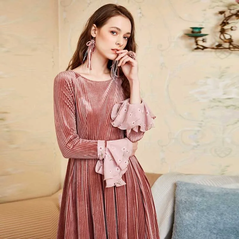 

ARTKA 2018 Autumn New Women Vintage Pleated Dress O-neck Detectable Ribbon Full Flare Sleeve Solid Knee-length Dress LA10387Q