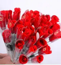 Dárek pro zamilované – kytice růží sestavená z dámských tang