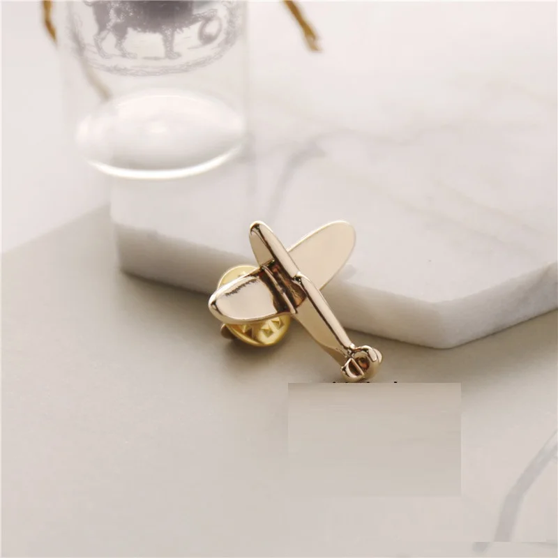 Wukaka سبائك الطائرات طائرة بروش دبوس ل رجل المرأة دبابيس الرجال دعوى قميص دبابيس الطائرة شارة رجل مجوهرات 2019 الأزياء