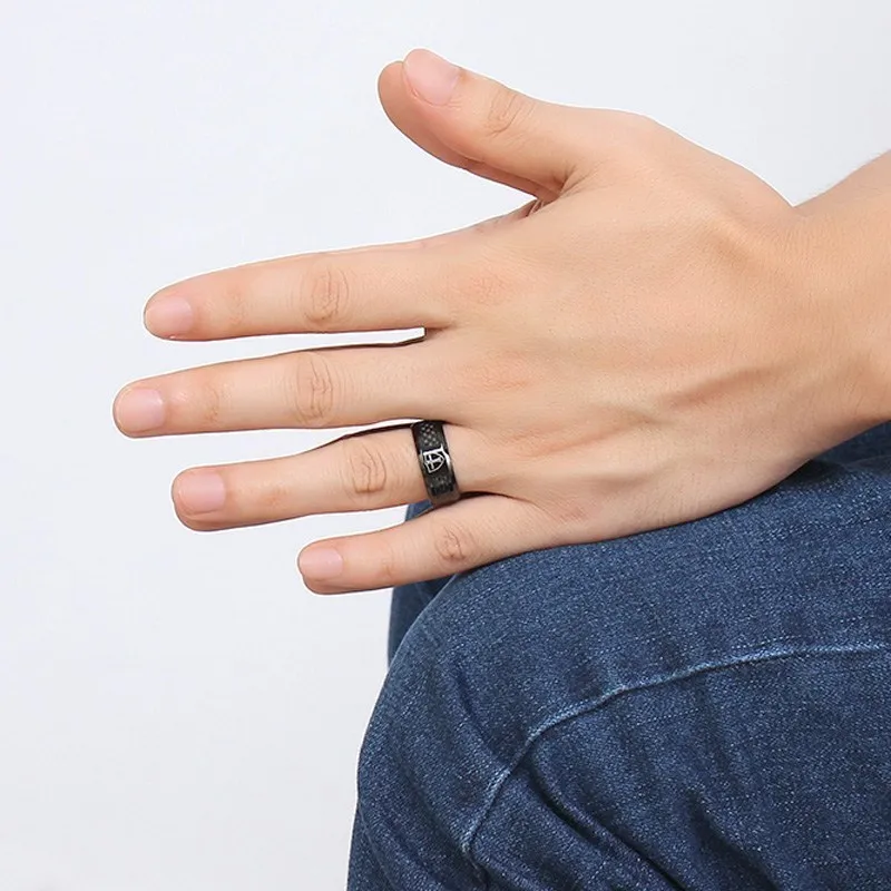 Vnox углерода Волокно кольцо для Для мужчин гравировкой геральдический крест-накрест щит Нержавеющая сталь мужской обручальное кольцо ювелирные изделия