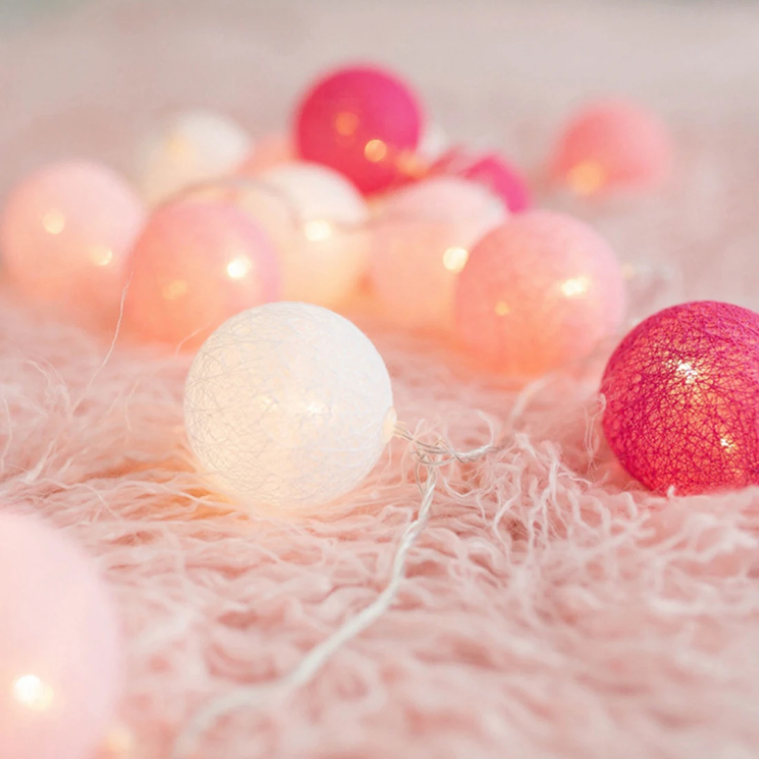 

Iguardor 3m 20 LED Cotton Ball Fancy Lantern String Light Battery Type for Holiday Party Decor