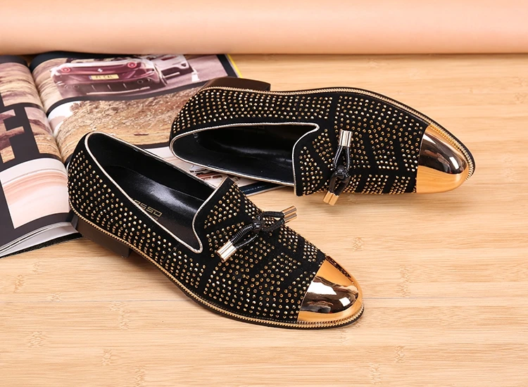 

2020 Black Embroidery Gold Toe dress Suede Leather Men Loafers elegant Floral Men Vintage Loafers Men's Casual Shoes Men's Flats