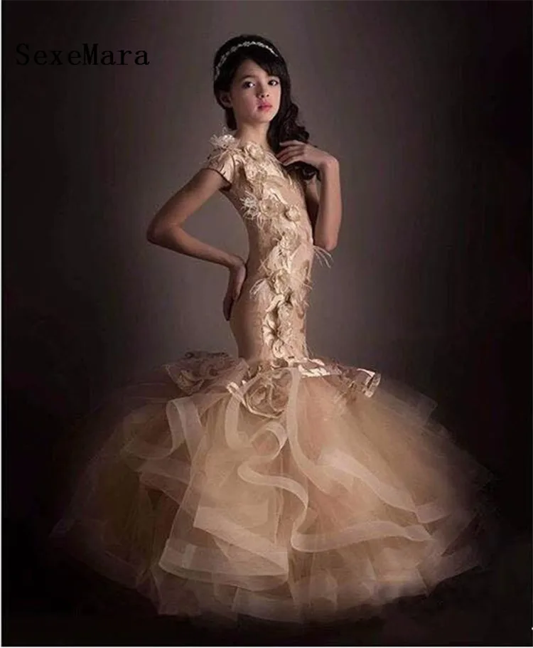 

Luxury Champagne Meramid Flower Girl Dress for Wedding With Feathers and Floral Appliques Kids Prom Dresses Short Sleeves Longlx