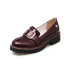 Модные металлической пряжкой сплошной Цвет из лакированной кожи круглый носок удобные на низком каблуке Лоферы для женщин женская обувь Vogue Туфли без каблуков Обувь шнурованная для женщин