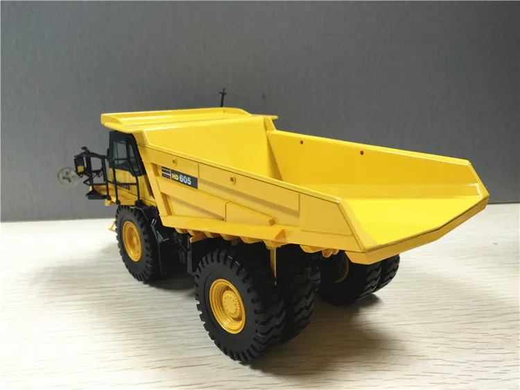 Литая игрушка модель подарок UH8009 1:50 Масштаб Komatsu HD605 внедорожный грузовик строительная техника для украшения, коллекция