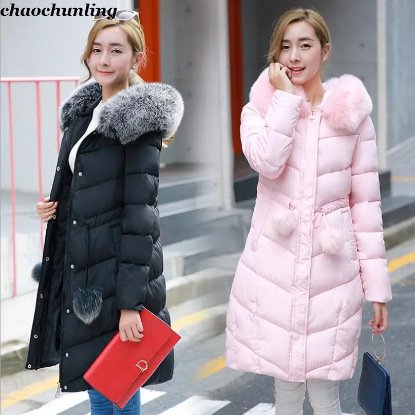 Дешево Новинка 2018 года, зимние женские пуховики в английском стиле с имитацией меха лисы, шапка розового и черного цвета, 3 цвета, Женская куртка с к...