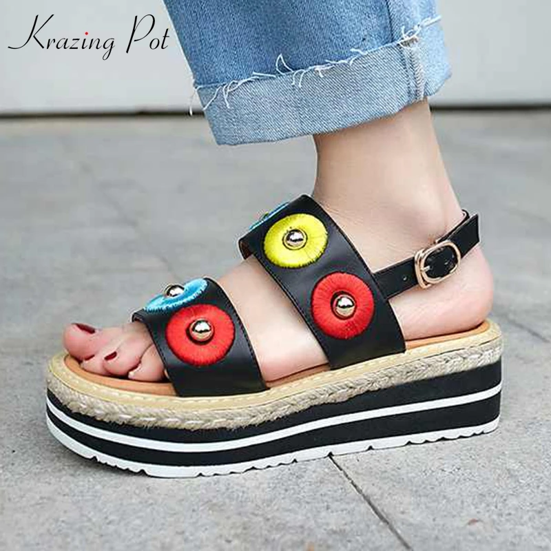 

Krazing pot genuine leather colorful round decoration mules wedges med heels handmade straw peep toe European design sandals L81