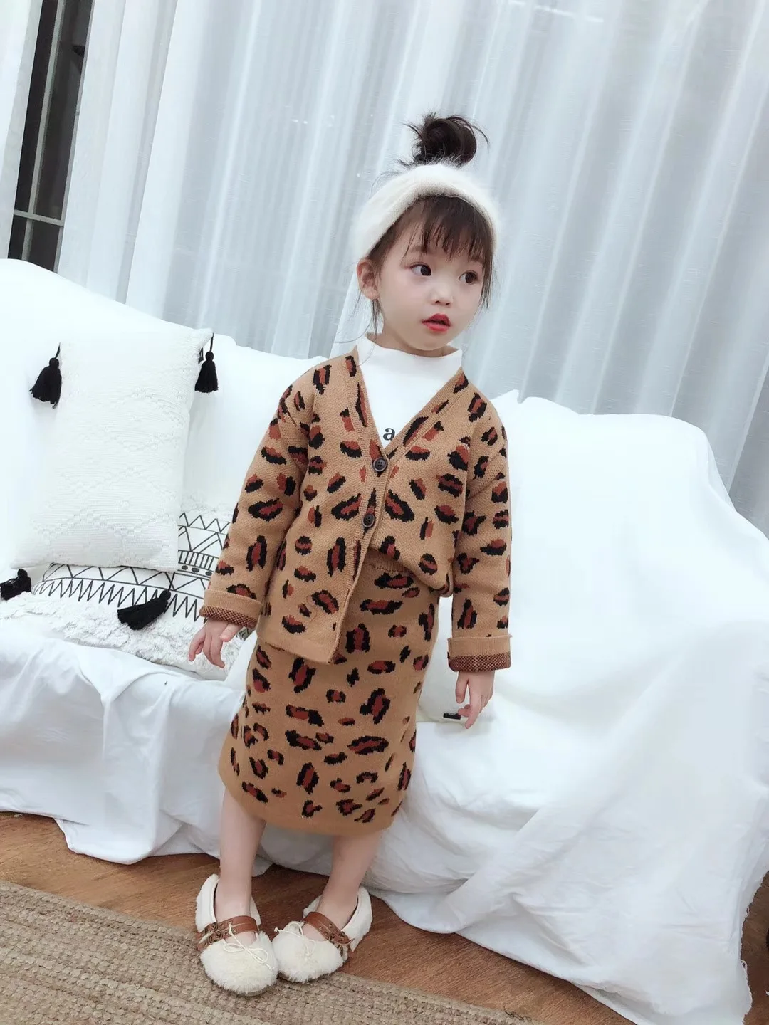 

2018 winter new children's clothing girls suit children sweater cardigan coat with leopard skirt two-piece lip print pattern
