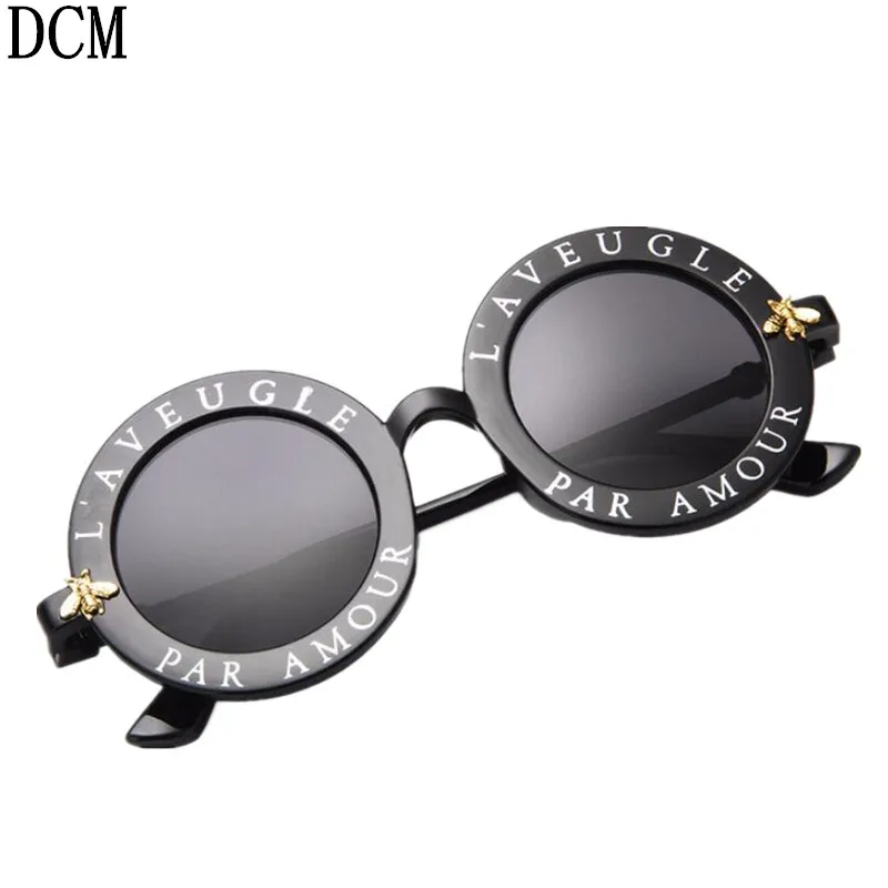 Ретро Круглые Солнцезащитные очки с английскими буквами, маленькая пчелка, солнцезащитные очки для мужчин и женщин, брендовые дизайнерские модные мужские и женские очки