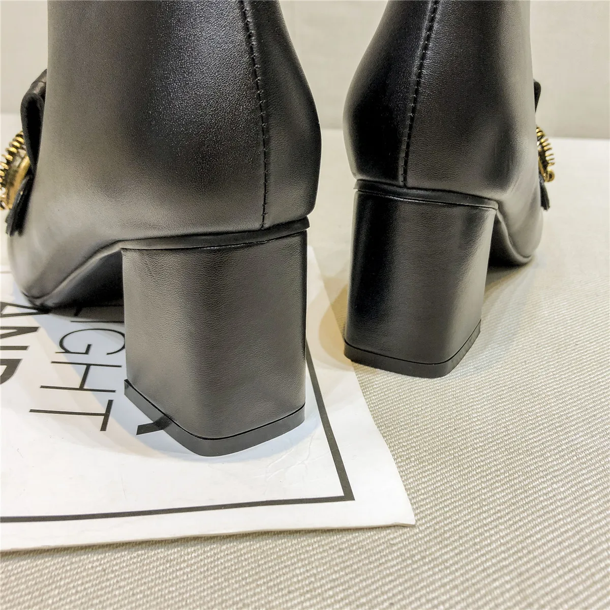 Женские осенние ботильоны из натуральной кожи на толстом высоком каблуке; женские модные короткие ботиночки с бахромой; женские ботинки с металлической пряжкой
