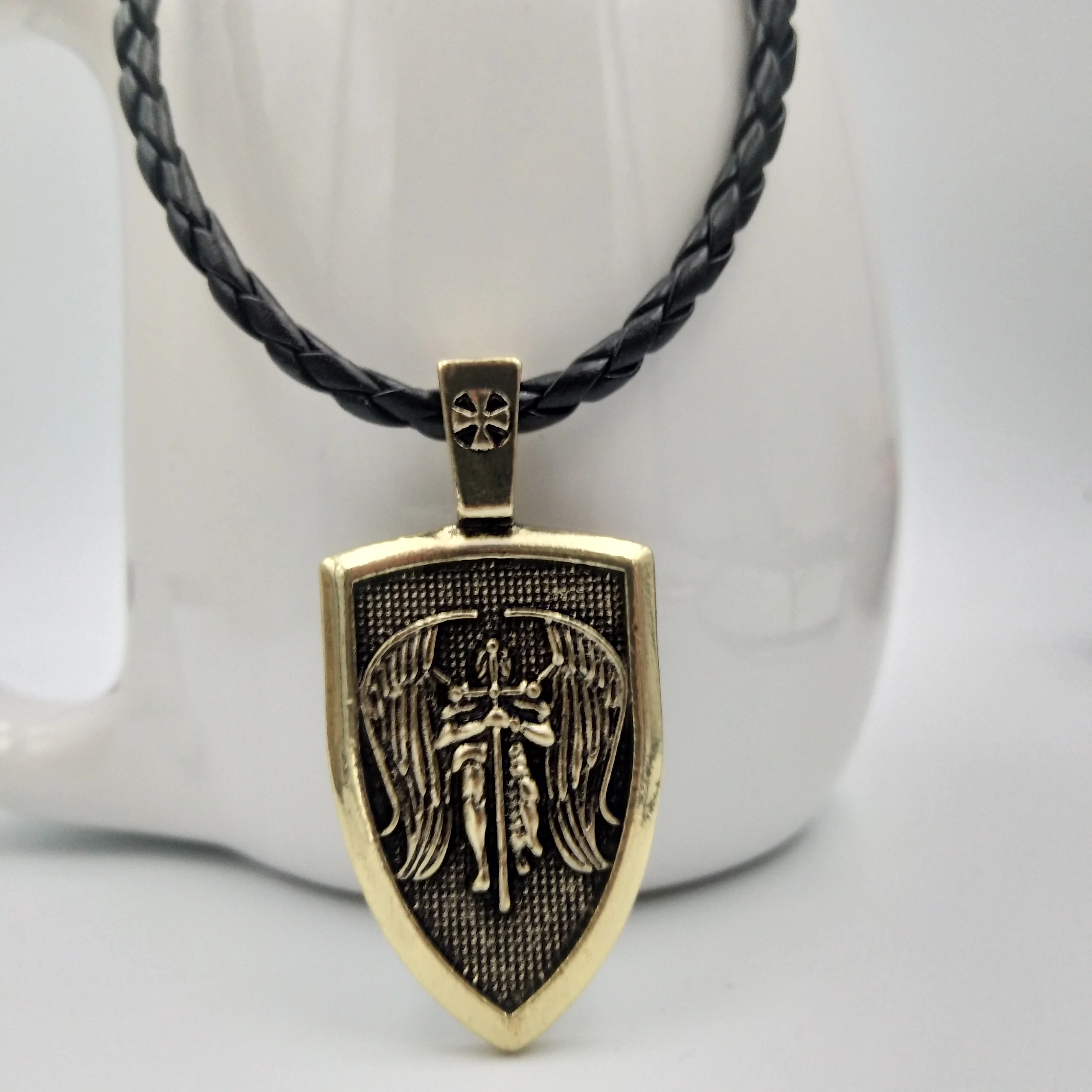 Кулон saint michael protect me. Кулон защиты. Крест защита. Священный щит. Золотые амулеты каббалы.