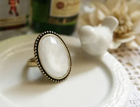 

The latest fashion trade original single retro geometric oval ring flower white jewelry factory wholesale