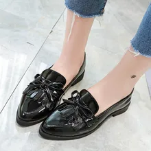 Женская обувь без шнуровки с кисточками и бантом; осенние оксфорды на плоской подошве; женская обувь на платформе с острым носком из лакированной кожи; женская модная обувь с перфорацией типа «броги»