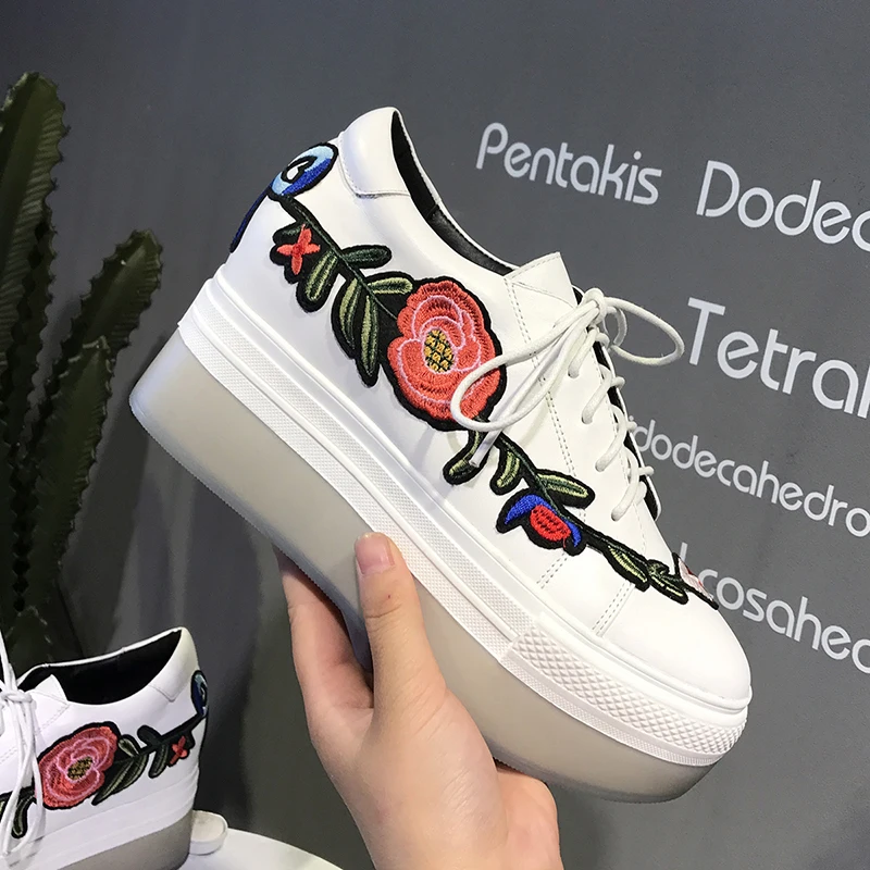 

Women's Genuine Leather Wedge Platform Oxfords Brand Designer Embroidery Flowers Brogues Shoes Leisure Espadrilles Shoes Women