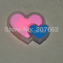 100 шт./лот 3 шт. свет мягкая Резина Led груди pin LED брошь контактный брошь значок с «любящее сердце» для свадебные