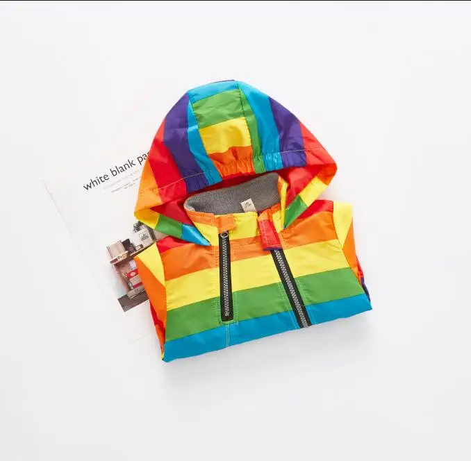 Модные Повседневное Одежда для маленьких мальчиков и девочек, крутая куртка радужной расцветки для детей Цвет куртка-ветровка, ветрозащитная плащ верхняя одежда; пальто; Верхняя одежда для мальчиков