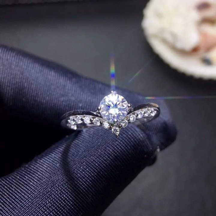 

Moissanite 0.5ct Hardness 9.3, diamond substitutes, can be tested by instruments. Popular jewelry