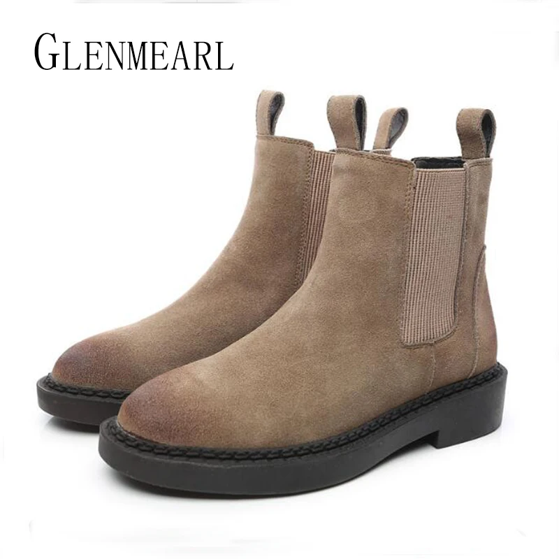 Baratos Botas de cuero genuino para mujer, botas de marca de invierno, botas de tobillo cortas, de talla grande, con plataforma, zapatos Martin para mujer 30