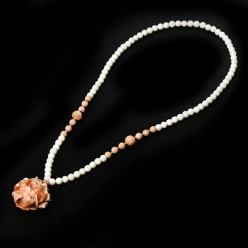 

Having the shape A flower 38 mm Pendant Add Pure white beads and 6*10 mm Beads with Flower patterns White shell necklace
