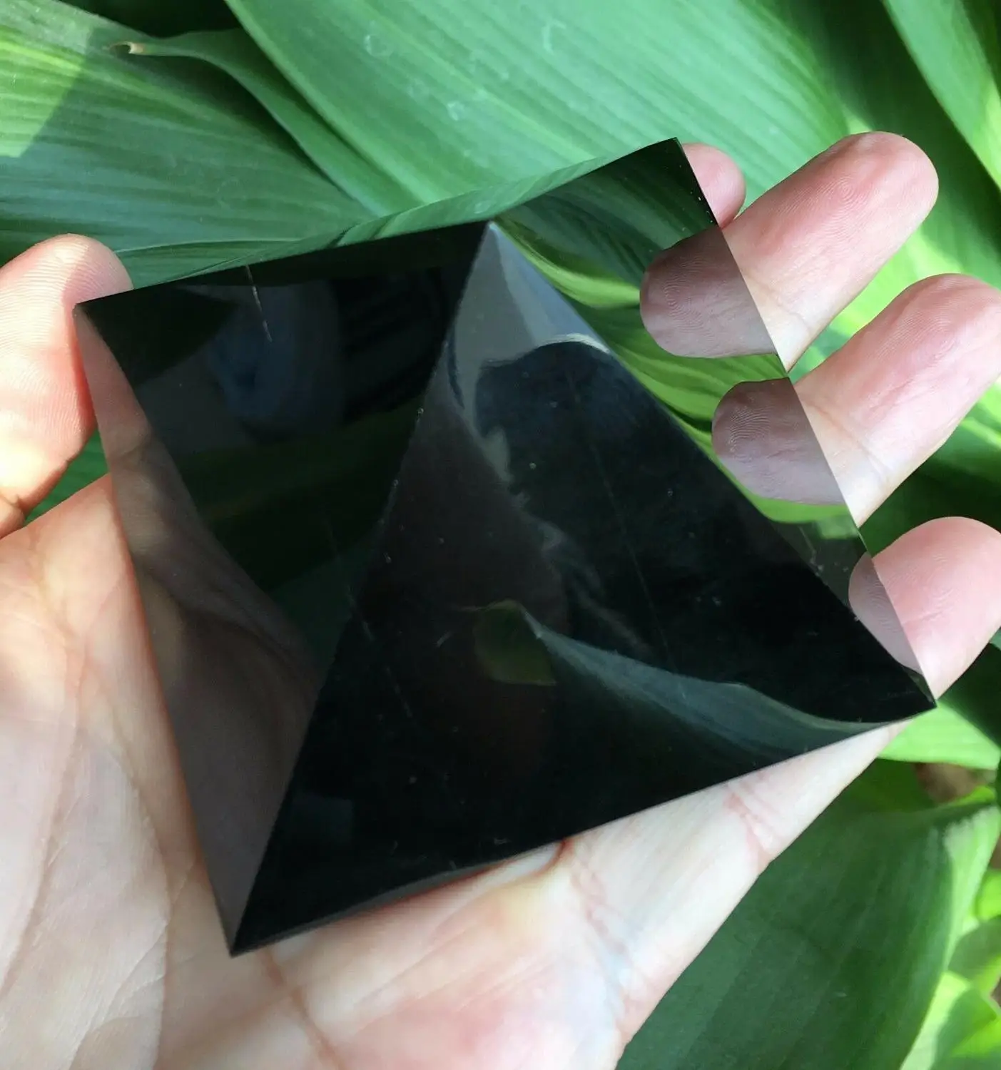 

Black Natural Obsidian Quartz Crystals Pyramid Healing Crystal for Crafts Lustrous Surface Stones and Crystals for Decoration