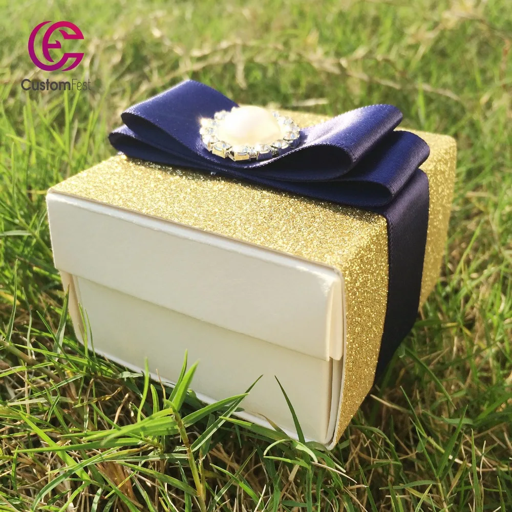 

Whole web unique 40pcs/lot thick Gold glitter favor box candy box gorgeous with ribbon and brooch decoration