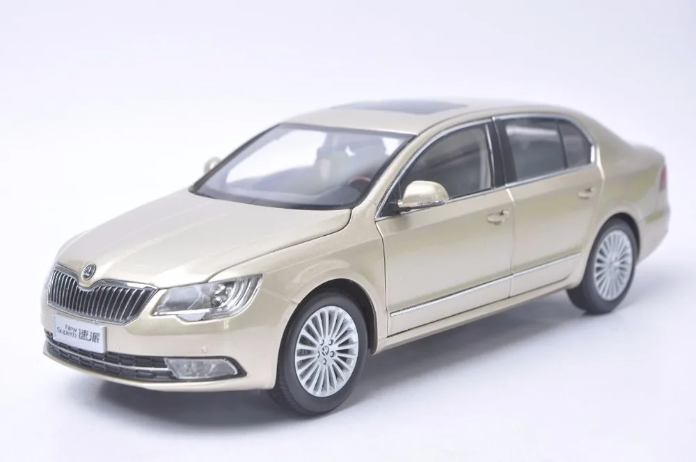 1:18 литая под давлением модель для Skoda New Superb 2012 золотой седан игрушечная машинка