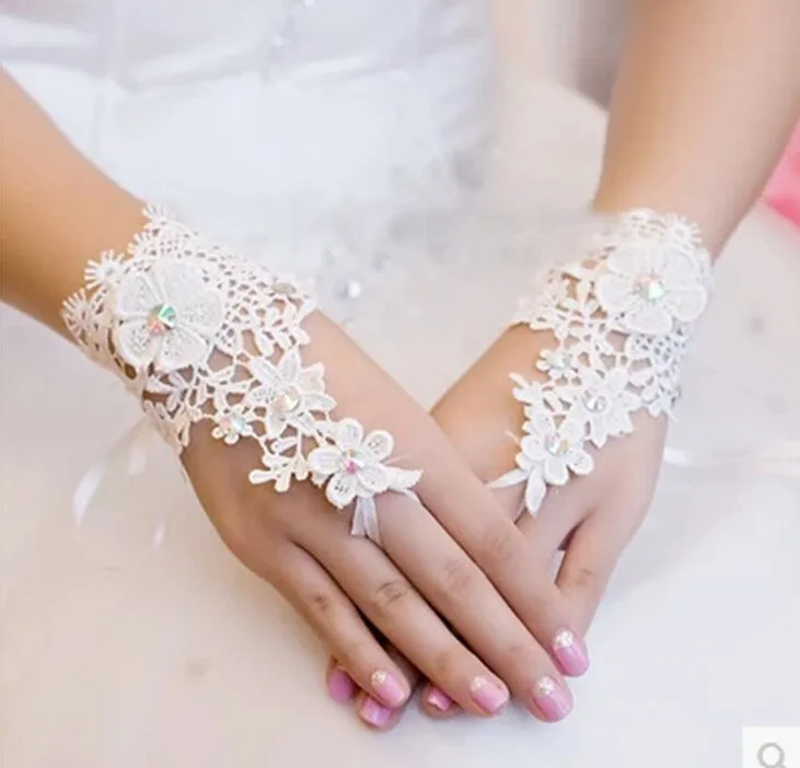 Романтический Короткие Свадебные перчатки Для женщин без пальцев белые перчатки для невесты наручные Длина свадебный подарок для свадебной вечеринки аксессуары