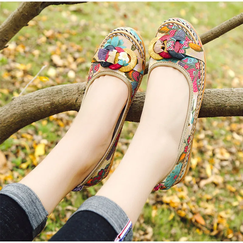 Популярная обувь в этническом стиле; тканевые соломенные балетки на плоской подошве; сезон весна-осень; женские повседневные лоферы на платформе без застежки с цветочным принтом; модная женская обувь