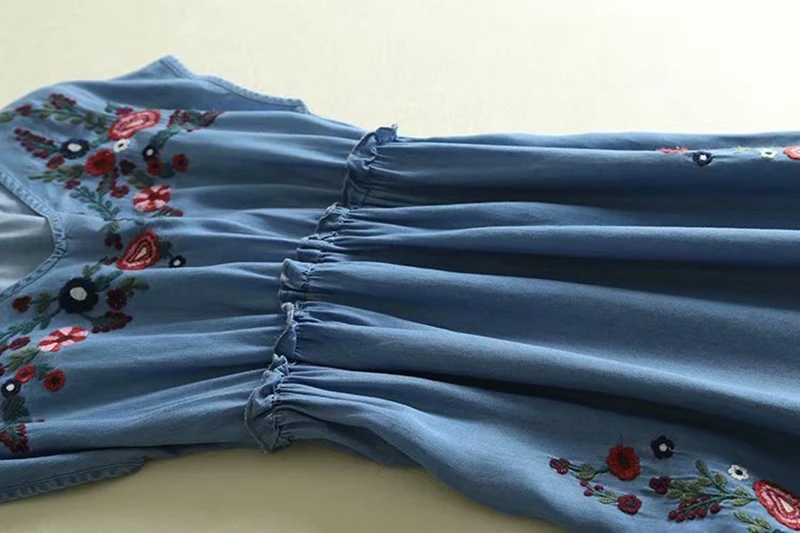 Мягкое джинсовое платье трапециевидной формы с v-образным вырезом и цветным цветком