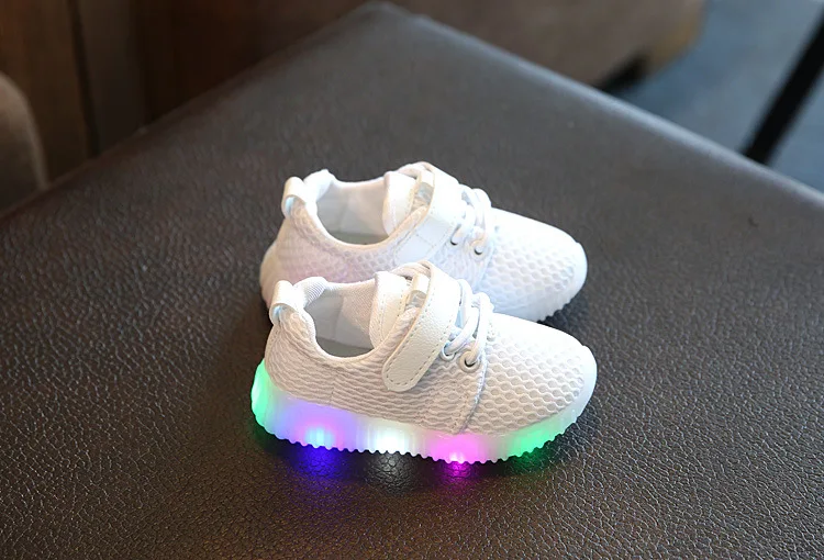 Высокое качество светодиодный свет детская повседневная обувь модная одежда для мальчиков спортивная обувь для девочек на плоской подошве светящиеся Детские Первые Прогулочные кроссовки