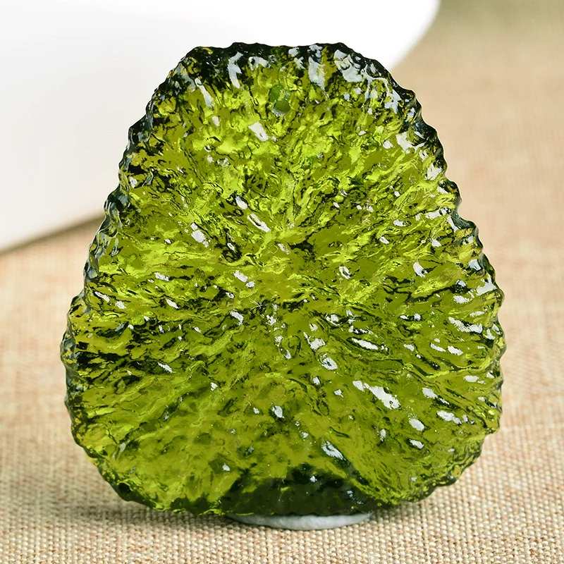 Естественный Moldavite зеленый аэролиты Чешский метеоритов с украшением в виде