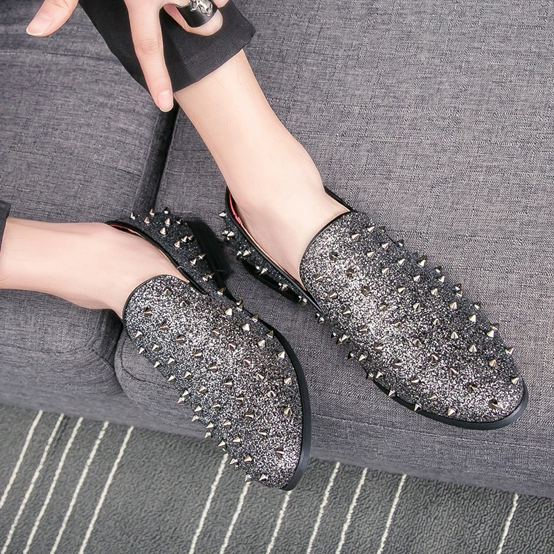 

New Gold Black Man Spikes Flat Shoes Rhinestone Designer Men Loafer Dress Shoes Men Casual Diamond Pointed Toe Shoes Hombre