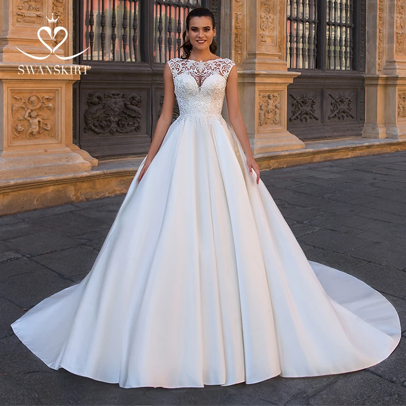 

Swanskirt Elegant Satin Wedding Dress 2019 Appliques Lace Ball Gown Chapel Train Bride Gown Customized Vestido de Noiva F210