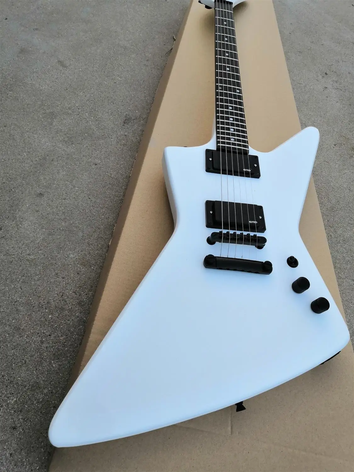 

Custom 6 strings White electric guitar with fixed bridge,black hardware,HH Pickups.customized!Y-9