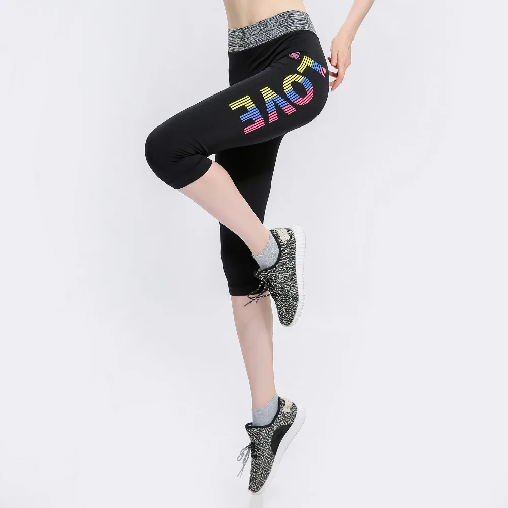 Для женщин Письмо печати Фитнес сжатия Лосины и трико для бега черный по колено тренировки Штаны для йоги RL014