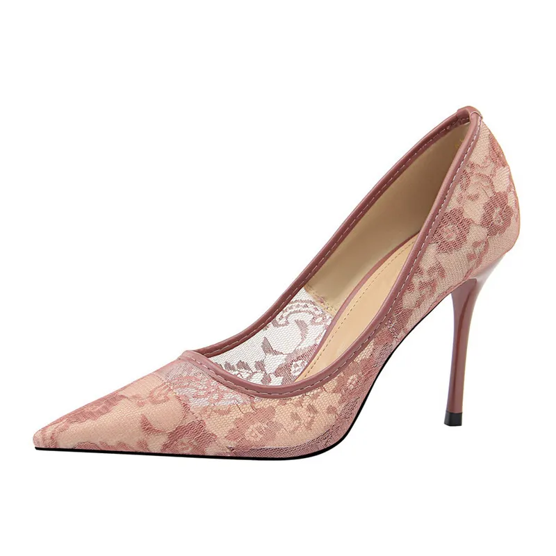 Женские пикантные вечерние туфли-лодочки; свадебные туфли на высоком каблуке с острым носком; кружевные летние женские туфли на тонком каблуке; Цвет черный, красный, розовый; DS-B0251