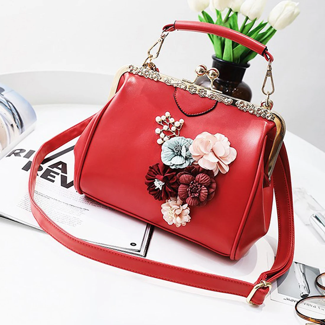 Сумка в цветочек. Сумочка с фермуаром. Сумка michael kors с цветами. Цветы и сумочка луи виттон. Шикарные цветы в сумочке.