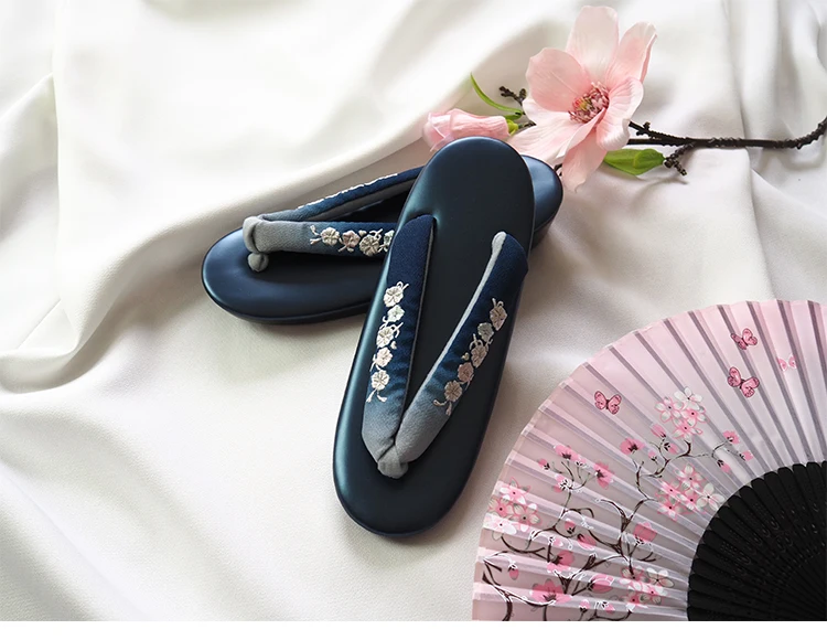 Женские Летние вьетнамки на низком каблуке; красивые шлепанцы с вышивкой; классические японские гэта; обувь для косплея; Кимоно