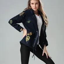 Винтажная куртка в европейском средневековом стиле с длинными рукавами и темно-синими значками